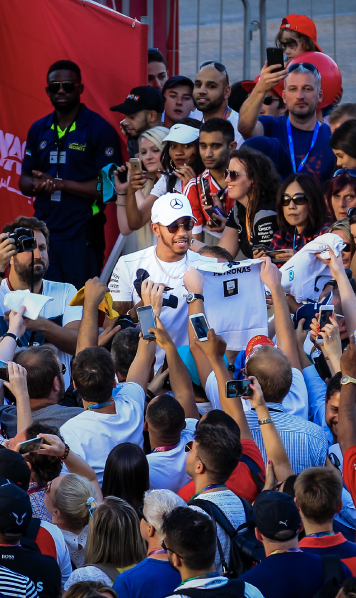 قُدُمًا إلى الأمام: جمهور سباق جائزة أبوظبي الكبرى العالمي يسيطر على حلبة ياس مارينا!