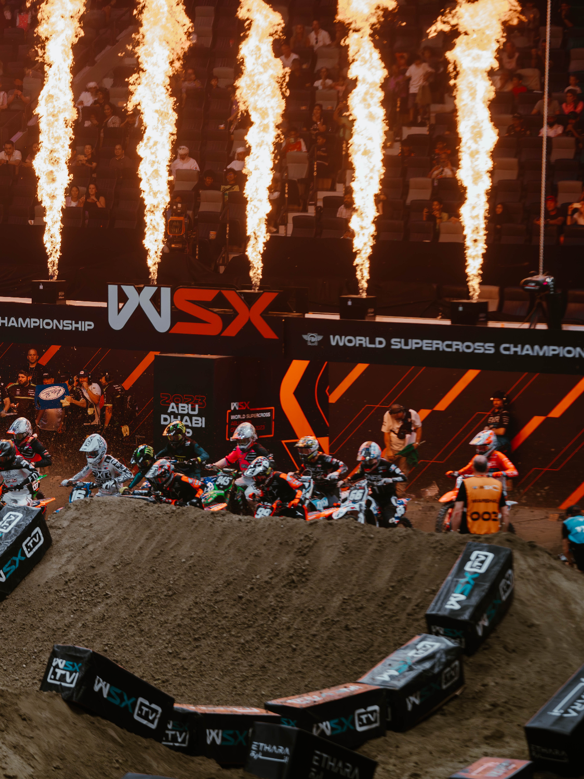 سباق جائزة أبوظبي الكبرى لسباق السوبر كروس العالمي يدخل التاريخ كأول سباق سوبر كروس عالمي في الشرق الأوسط