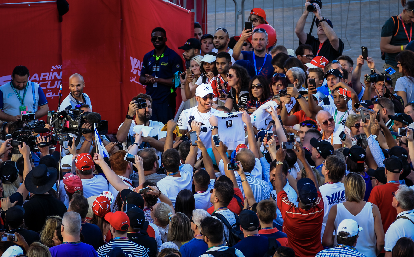 قُدُمًا إلى الأمام: جمهور سباق جائزة أبوظبي الكبرى العالمي يسيطر على حلبة ياس مارينا!